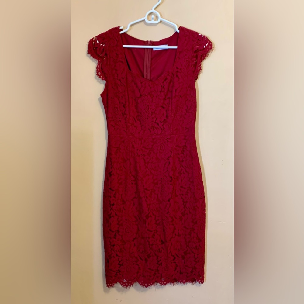 Elegant Lace Midi Dress in Burgundy - Picture 3 of 9